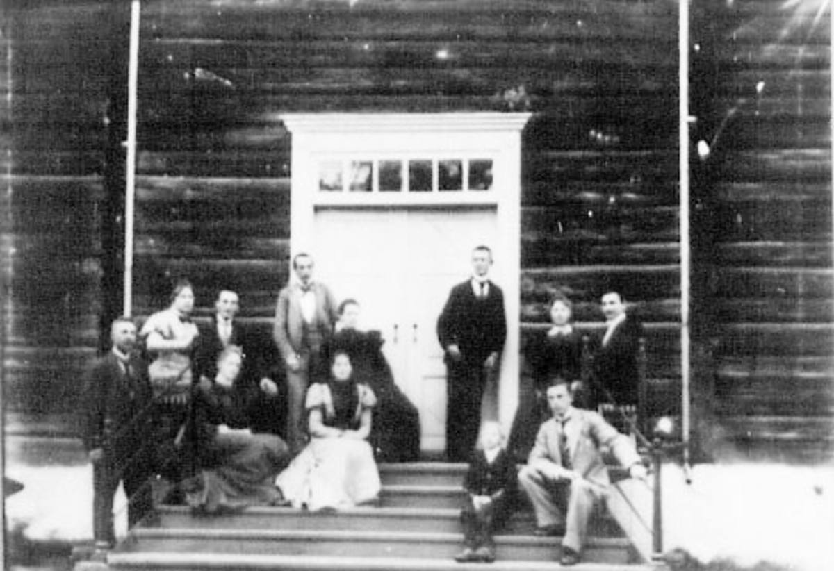 Normann Helger, GRUPPE: 12, FAMILIE, GJESTER, TRAPP, SANDE GÅRD, ILSENG, FRA VENSTRE: AASETH. , TORA GJESTVANG, KARL HILSTAD, SIGNE HEYERDAHL FØDT JENSEN. , NILS RINGNES, PETRA VEFLINGSTAD FØDT: ARNEBERG. , HELENE GAUSTAD, PERRA BÆKKEN, FØDT: GJESTVANG, , UKJENT, THORALF GJESTVANG, KRISTOFFER GODAGER.