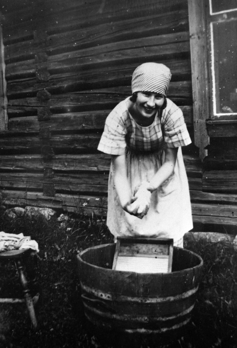 Normann Helger, VASKING AV KLÆR, VASKESTAMP, VASKEBRETT, DAME MED SKAUT