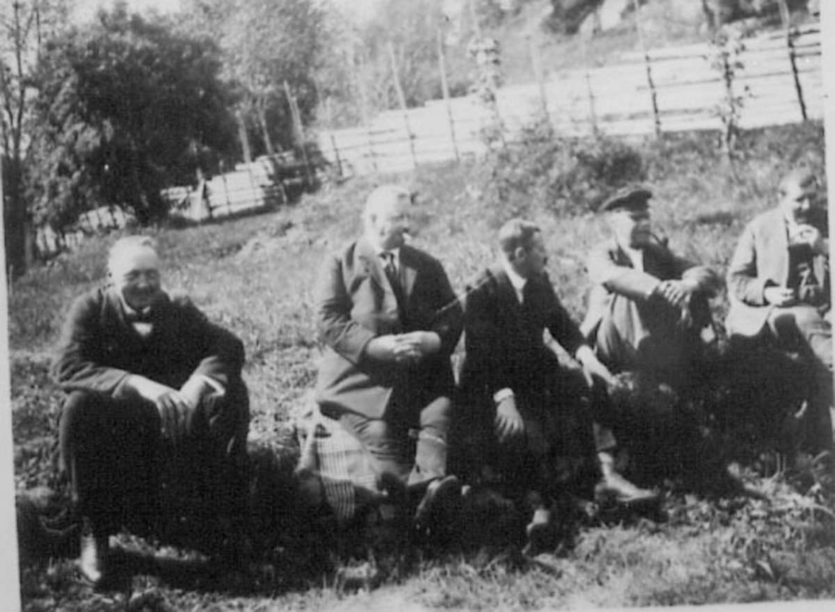 Normann Helger, GRUPPE: 5 MENN PÅ UTFLUKT, FREDRICH HEUCH MED FLERE, 1 PIPERØKER,