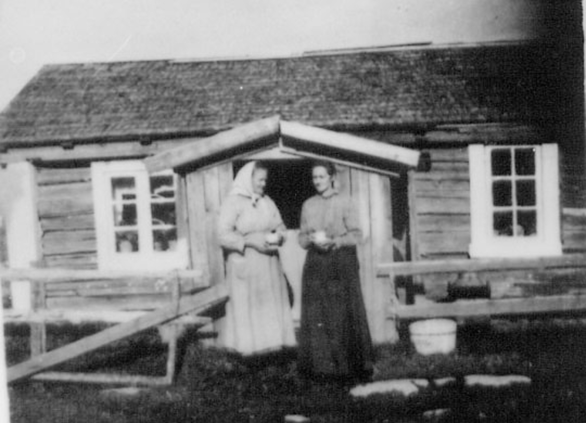 Normann Helger, EKSTERIØR: HØGSTUA, BAKKELI, BOLIG, TIL VENSTRE:JOHANNE HØGTUN, SKJERVE, KRISTINE,