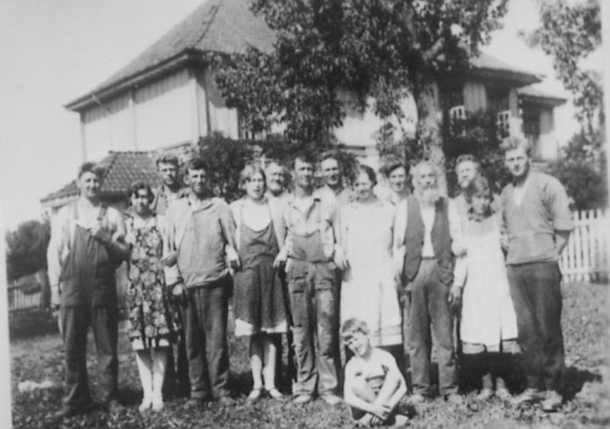Normann Helger, GRUPPE: 15: GÅRDSARBEIDERE, MENN, DAMER, GUTT, FORAN HOVEDBYGNING, REKSTAD, , NAVNLISTE I ARKIV.