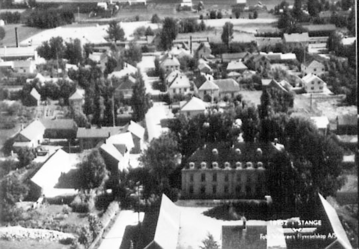 Widerøes Flyveselskap A/S, FLYFOTO, STANGEBYEN FRA VEST, TINGVOLD I FORGRUNNEN.