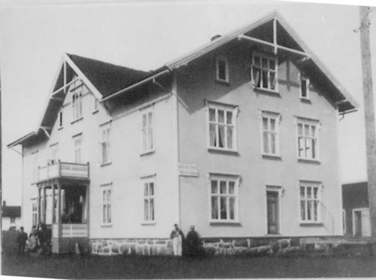 Normann Helger, EKSTERIØR: STANGE SKYSSTASJON, BRANDT NED 1911, FRAM, LOSJEN