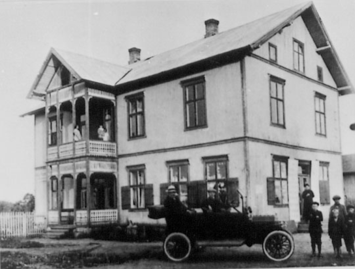 Normann Helger, STANGES FØRSTE DROSJE, Ford T-modell SJÅFØR LARS SKRAMSTAD, OLAF BAGROEN PASASJER, EKSTERIØR: SKRAMSTADGÅRDEN, FRU STRAND JOHNSEN PÅ TRAPPA,