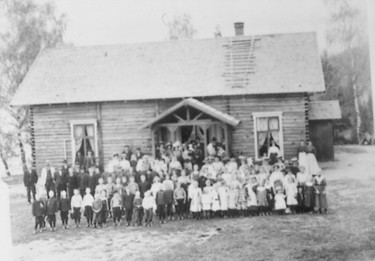 Normann Helger, EKSTERIØR: NORDVANG, 17 MAI 1914, STOR GRUPPE FORAN, ESPA