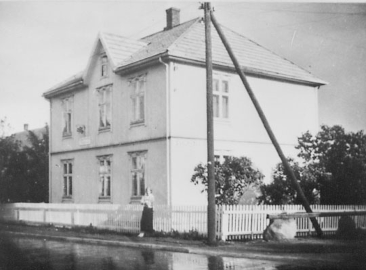 Normann Helger, EKSTERIØR: HEGGELI, EVENS GÅRD, BJÆRKE