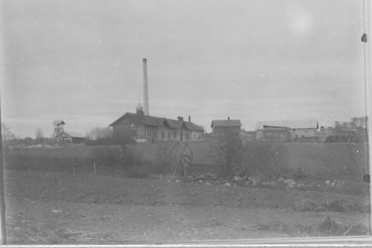Normann Helger, NORGES FØRSTE KONSERVERINGSFABRIKK, STAUR GÅRD, STANGE