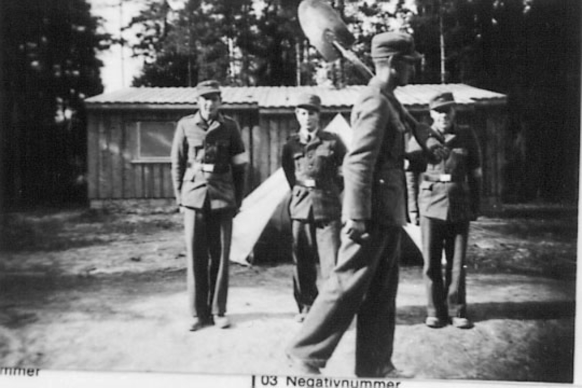 Anno Domkirkeodden, GRUPPE: 4 MENN, AT-LEIR, PARADE FOR FOTOGRAFEN, UNIFORMER, AT LEIR, GRINDER I GRUE, (STANGE)
