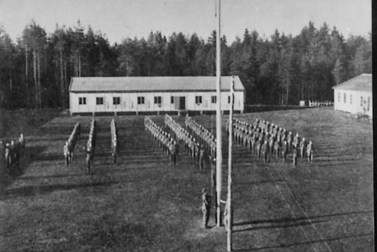 Anno Domkirkeodden, OVERSIKT: AT-LEIR, MORGENOPPSTILLING MED FLAGGHEISING, AT LEIR, GRINDER I GRUE, (STANGE)