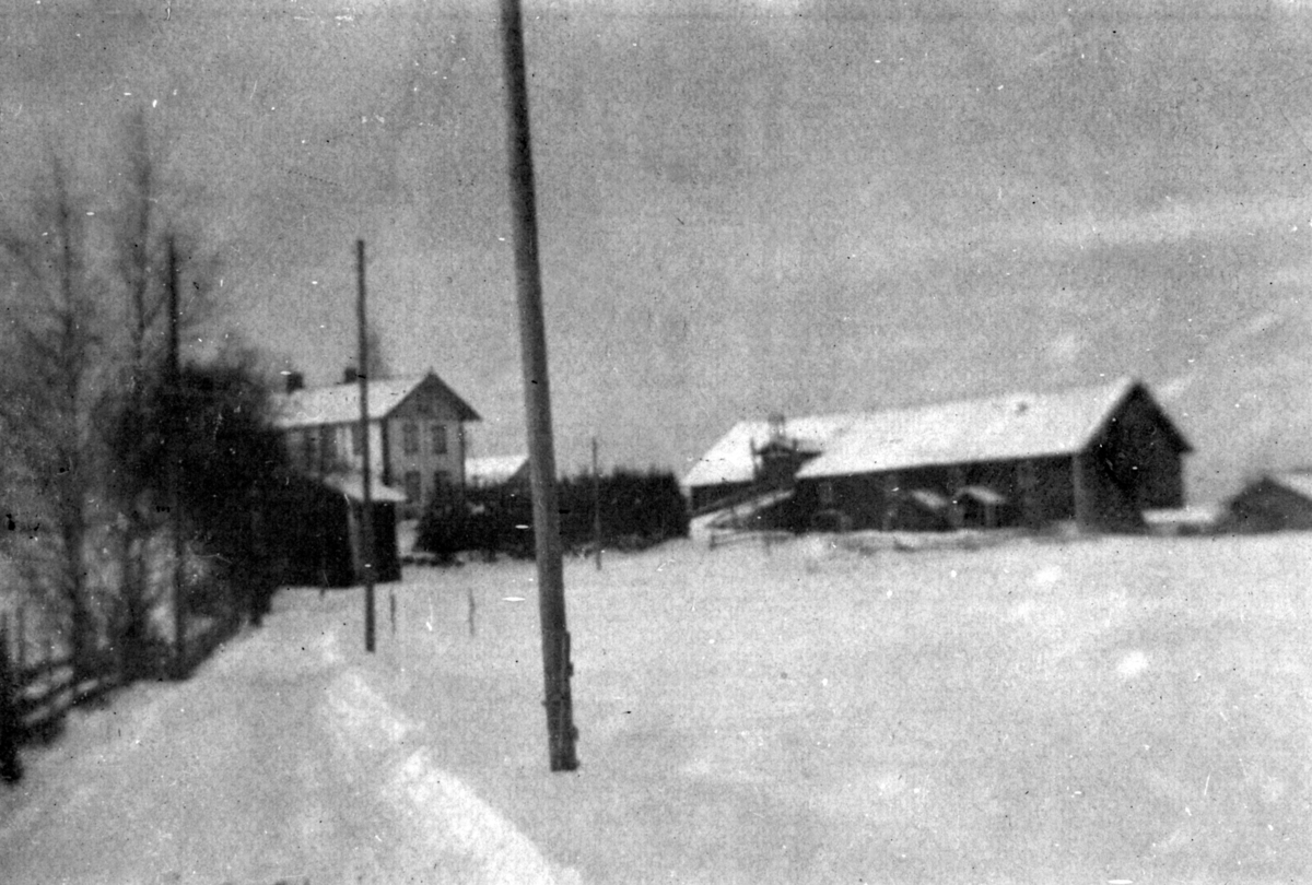 Anno Domkirkeodden, EKSTERIØR: GARDSBRUK, KOKSVOLD, VINTER,