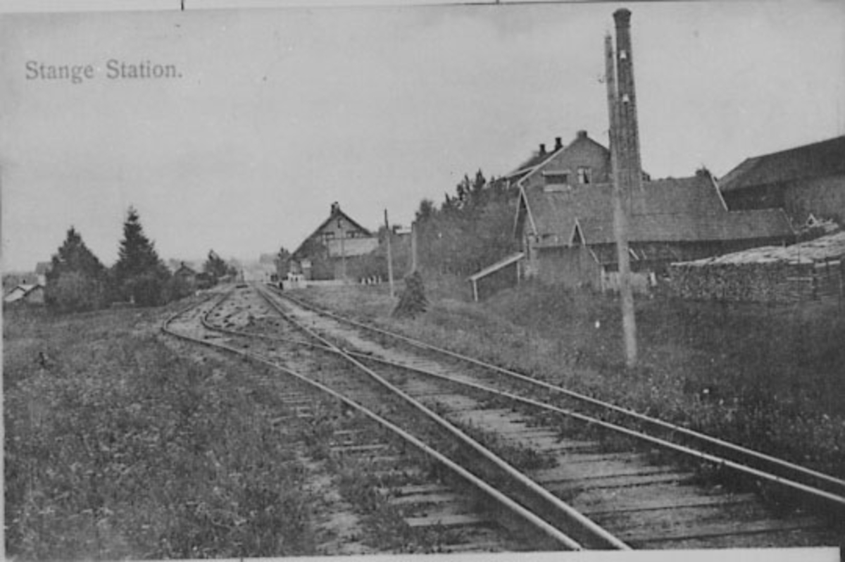 Anno Domkirkeodden, EKSTERIØR: STANGE STASJON, STANGEJERNBANESTASJON, VEDLAGER I FORGRUNNEN