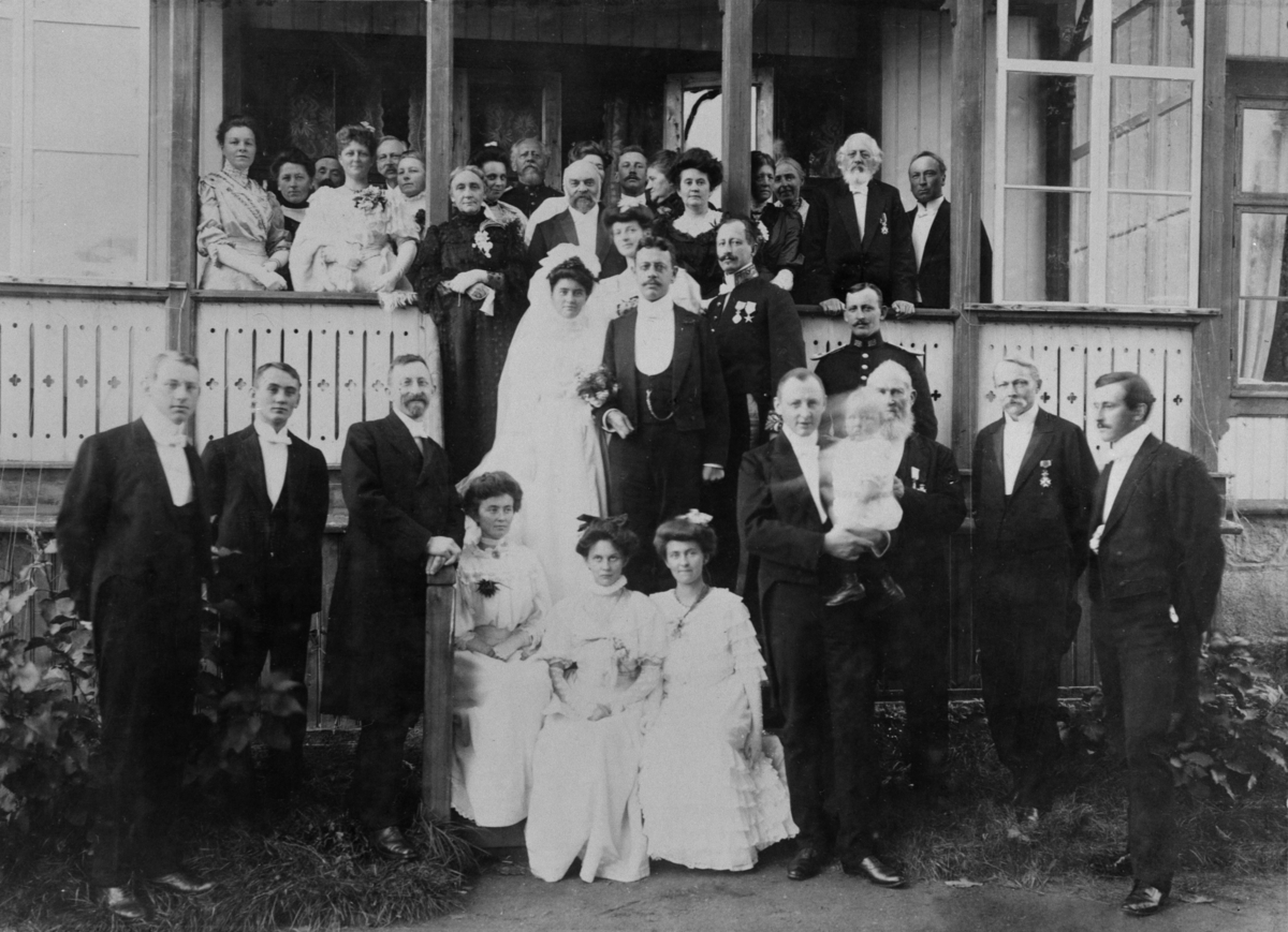 Anno Domkirkeodden, GRUPPE: 36 BRYLLUPSGJESTER MED BRUDEPARET KONSUL SCHØTHS, HOV, TANGEN,