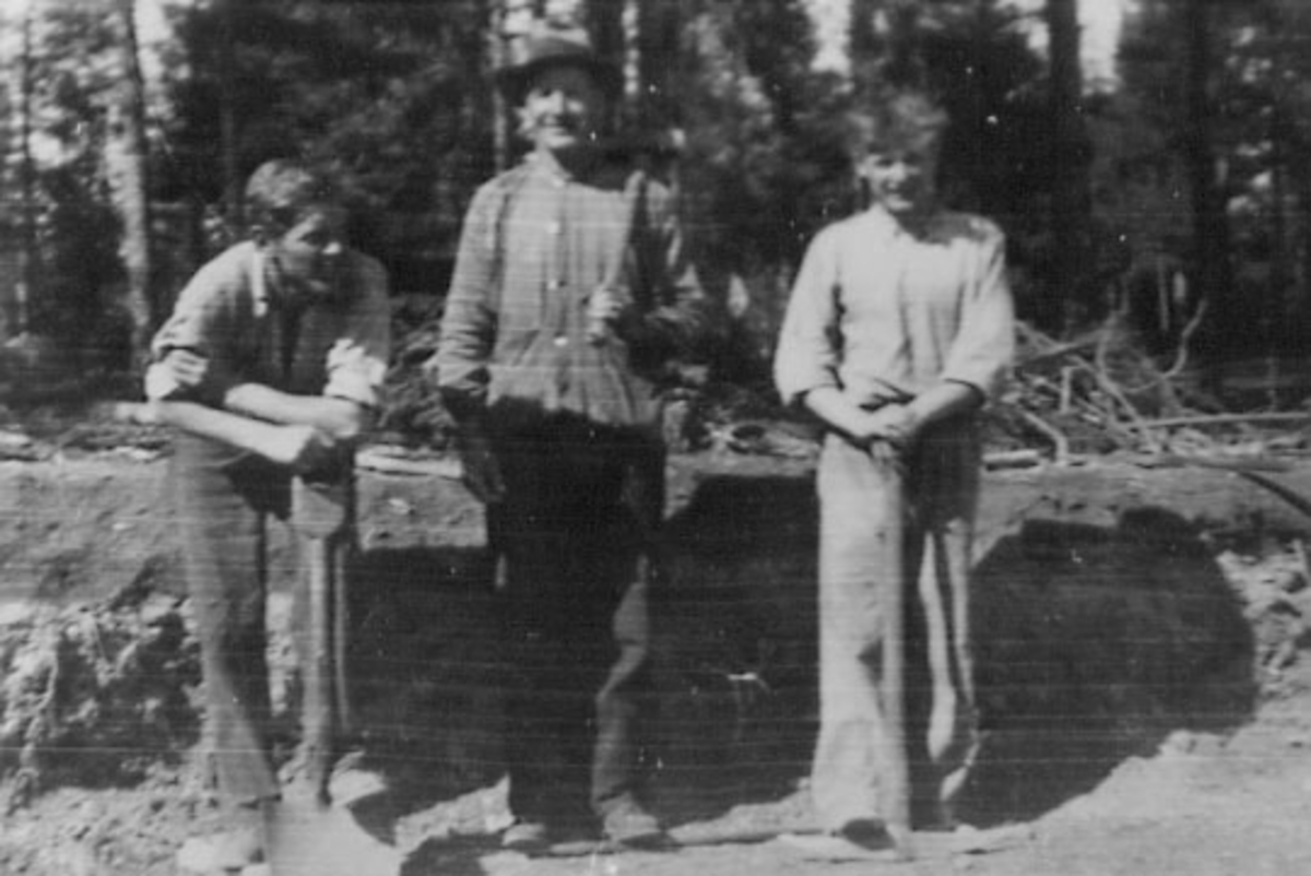 Anno Domkirkeodden, Tangen Idrettsplass, A.I.L. Tangen. Gruppe 3, menn, arbeidslag,dugnad, hakke spade, redskaper. F.v. Magne Holter, Almar Aasen, Enok Lundquist.