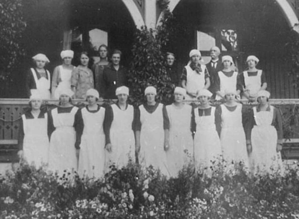 Anno Domkirkeodden, GRUPPE: 19 HUSMORSKOLEELEVER MED LÆRERE, HEDMARK HUSMORSKOLE, 17 KURSUS, GILLUND STORE, STANGE