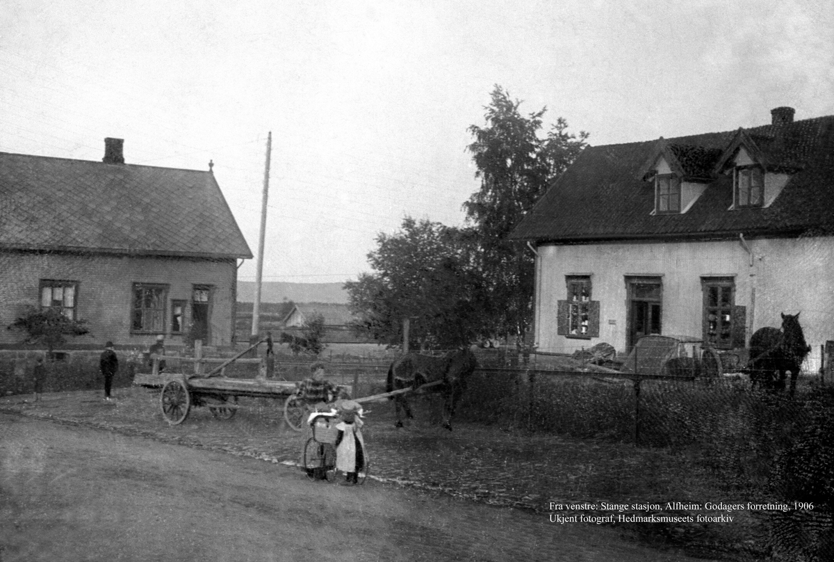 Anno Domkirkeodden, EKSTERIØR: ALFHEIM, GODAGERBUTIKKEN, TIL VENSTRE:STANGE STASJON, HESTER, FOLK, STANGEBYEN Dubl: 0417-10835 og 0417-09330