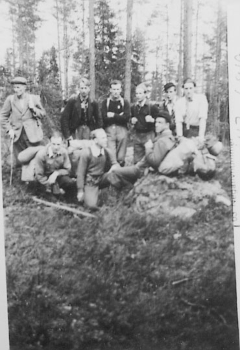 Anno Domkirkeodden, LAGET FRA LÆRERSKOLEN I ELVERUM, GRUPPE: 9 MENN MED OPPAKNING, FRA VENSTRE:SIGVART SVENDSEN, BJARNE BOLLINGMO, KLAUS ØVERÅEN, STEINAR SAND, (SOM GIKK PÅ LÆRERSKOLEN I ELVERUM FRA 1942-1945). ASBJØRN HOFSET, PER HAAVE, ANDERS ØSTMO, HANS A. RAASTAD, VÅGAN, LJØSTEIN HJEMMESTYRKER ?, FOSSBERG, STORMYR…