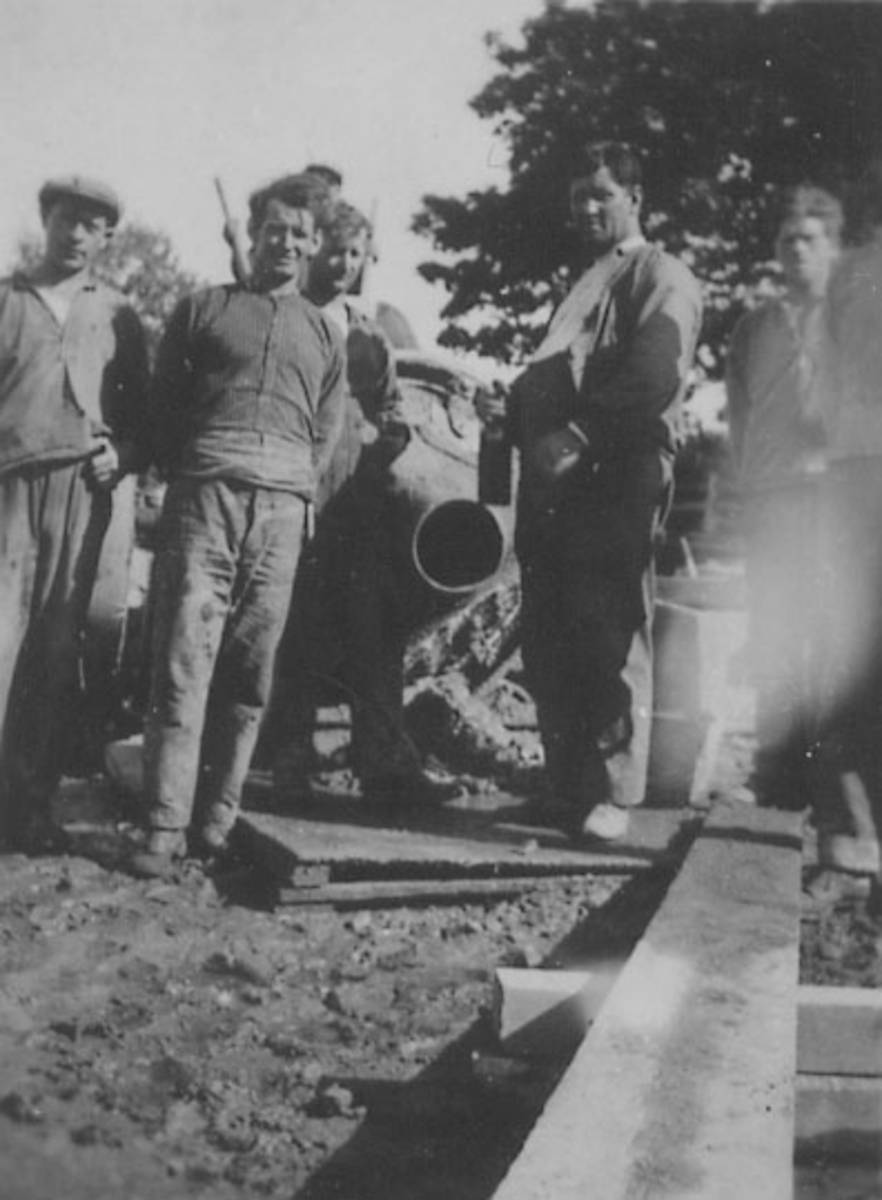 Anno Domkirkeodden, BYGGING AV FJØS, GRUPPE: 4 MENN ARBEIDER, LUND,