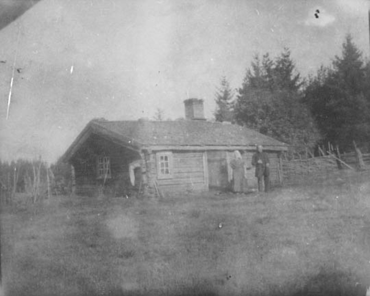 Anno Domkirkeodden, EKSTERIØR. HUSMANNSPLASSEN TANGNES UNDER STENBERG NORDRE, GRUPPE 2 FORAN BOLIG: LARS TANGNES MED FRUE