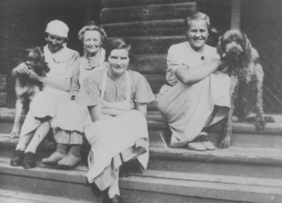 Anno Domkirkeodden, GRUPPE: 4 UNGE DAMER, FRA VENSTRE: AGNES MEVOLDEN MED HUNDEN AJAX, GINA ANDERSEN, MARIT SLÅTTEN, KAREN DOBLOUG MED HUNDEN MAX, , STABBURSTRAPPA, HORNE