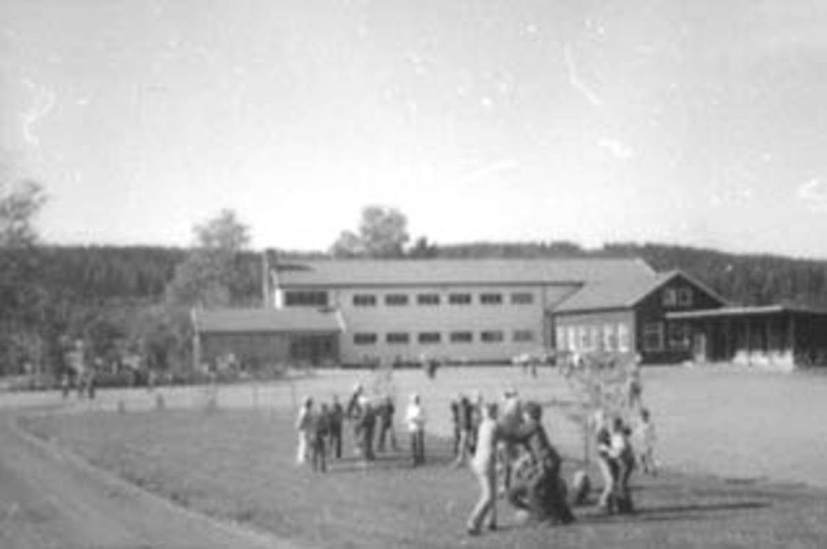 Anno Domkirkeodden, EKSTERIØR TANGEN SKOLE, BARN PÅ SKOLEGÅRDEN