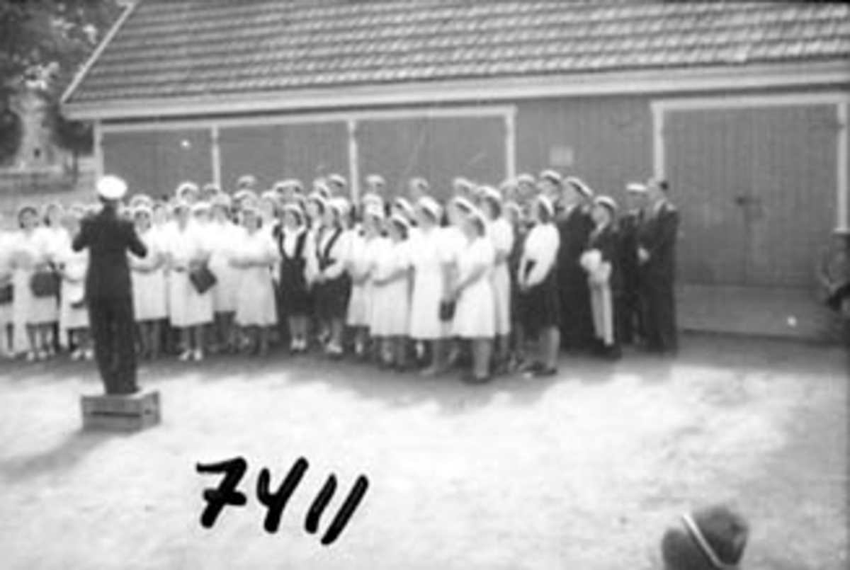 Anno Domkirkeodden, SANGERSTEVEN PÅ TINGVOLL, OPPSTILT SANGKOR, STANGEBYEN
