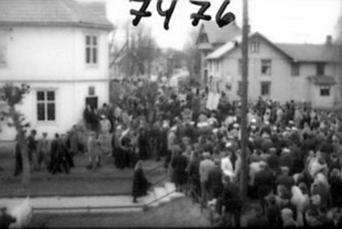 Anno Domkirkeodden, 1 MAI, KRANSENEDLEGGELSE VED BAUTAEN FOR KRIGENS OFRE, STANGEBYEN.
