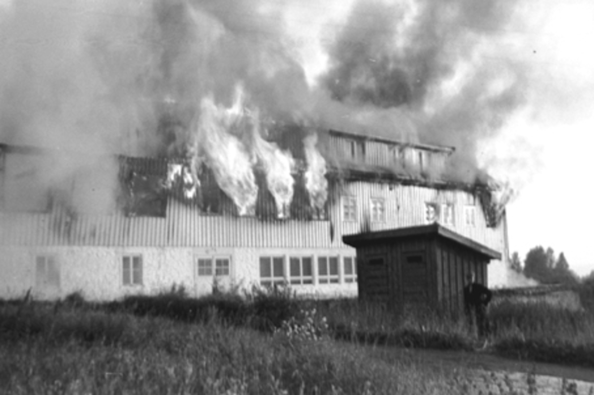 Anno Domkirkeodden, BRANN PÅ GRIMERUD GARD, HOVEDBYGNINGEN BRENNER, RØYK OG FLAMMER
