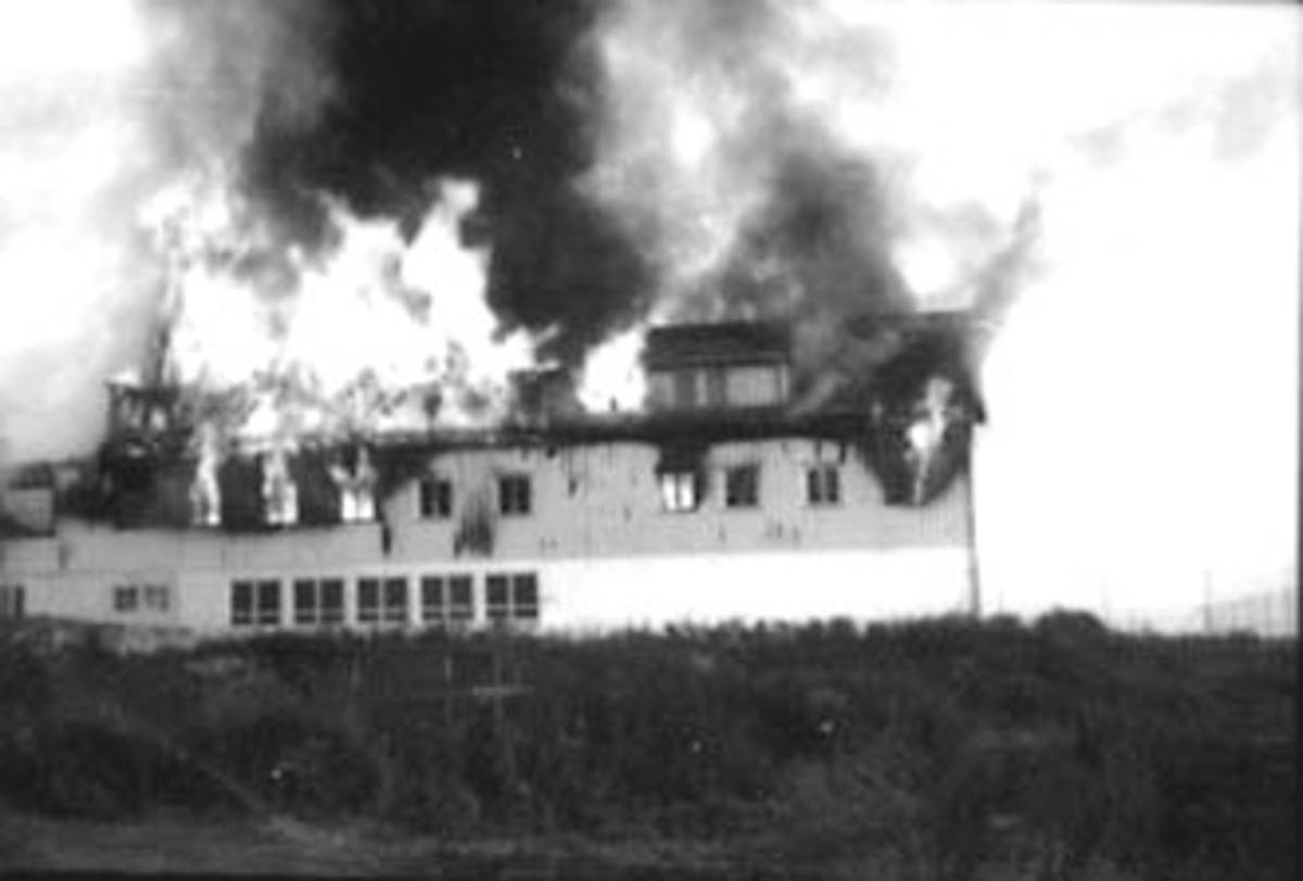 Anno Domkirkeodden, BRANN PÅ GRIMERUD GARD, HOVEDBYGNINGEN BRENNER, RØYK OG FLAMMER