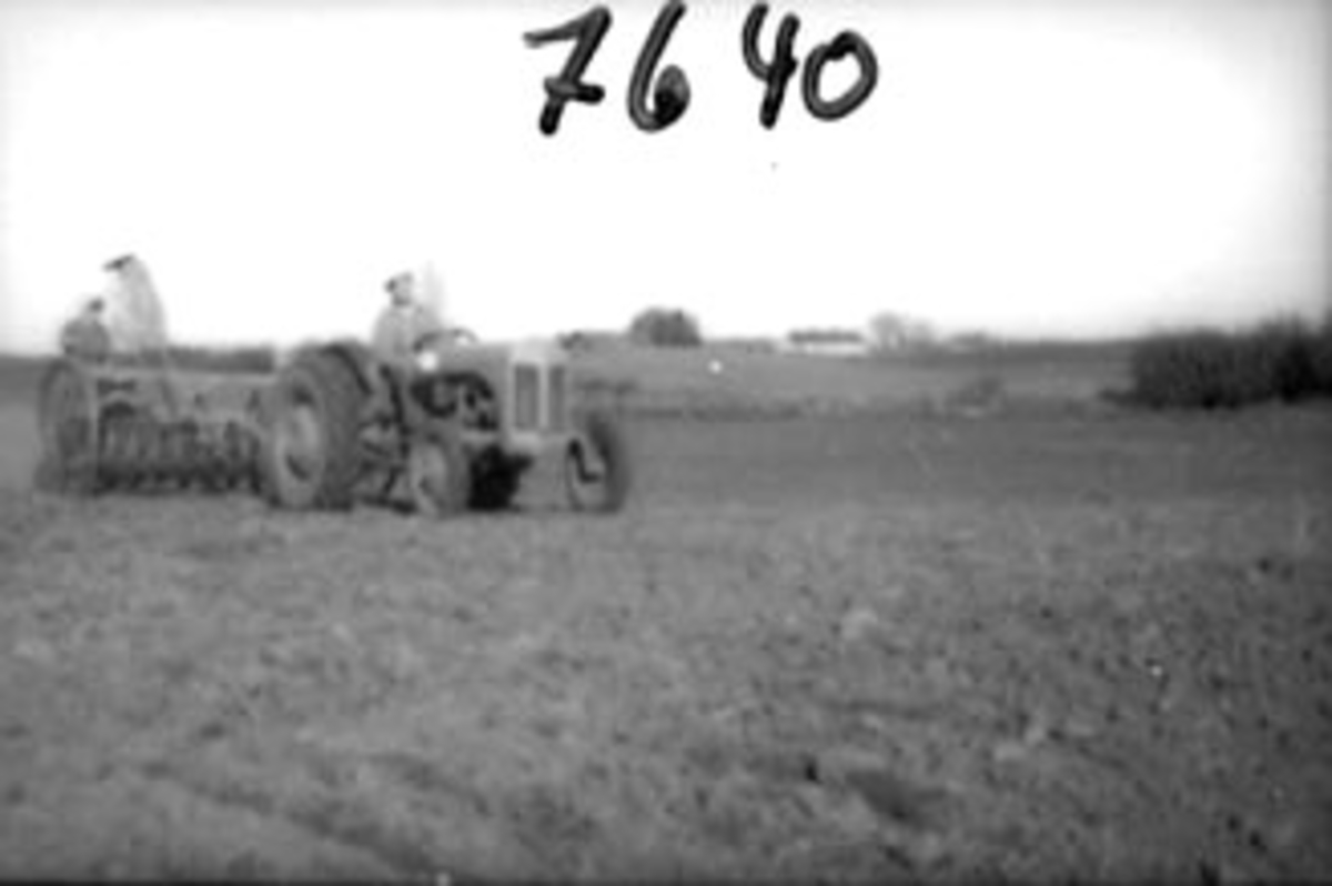 Anno Domkirkeodden, VÅRONN, SÅING MED TRAKTOR OG SÅMASKIN, KJEMSTAD