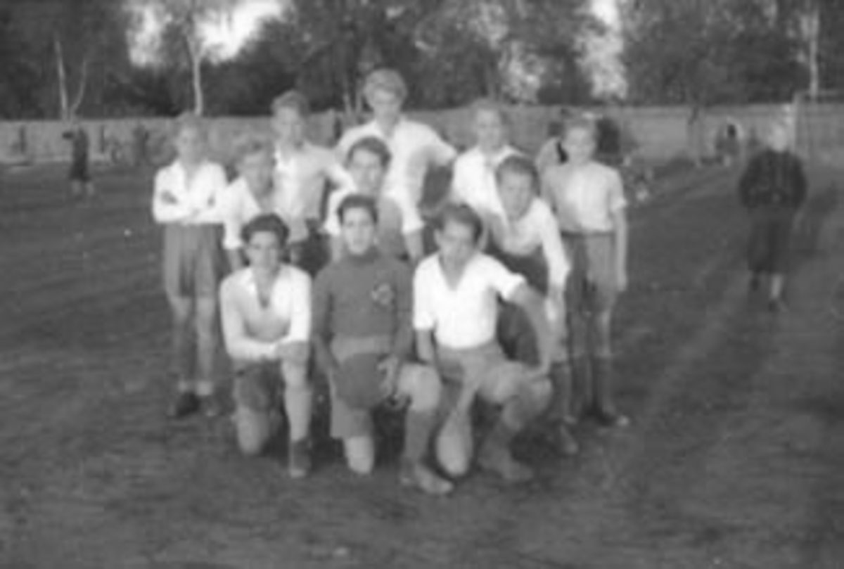 Anno Domkirkeodden, GRUPPE 11 MENN, FOTTBALLAG, V. F. L. , OPPSTILT PÅ IDRETTSPLASS