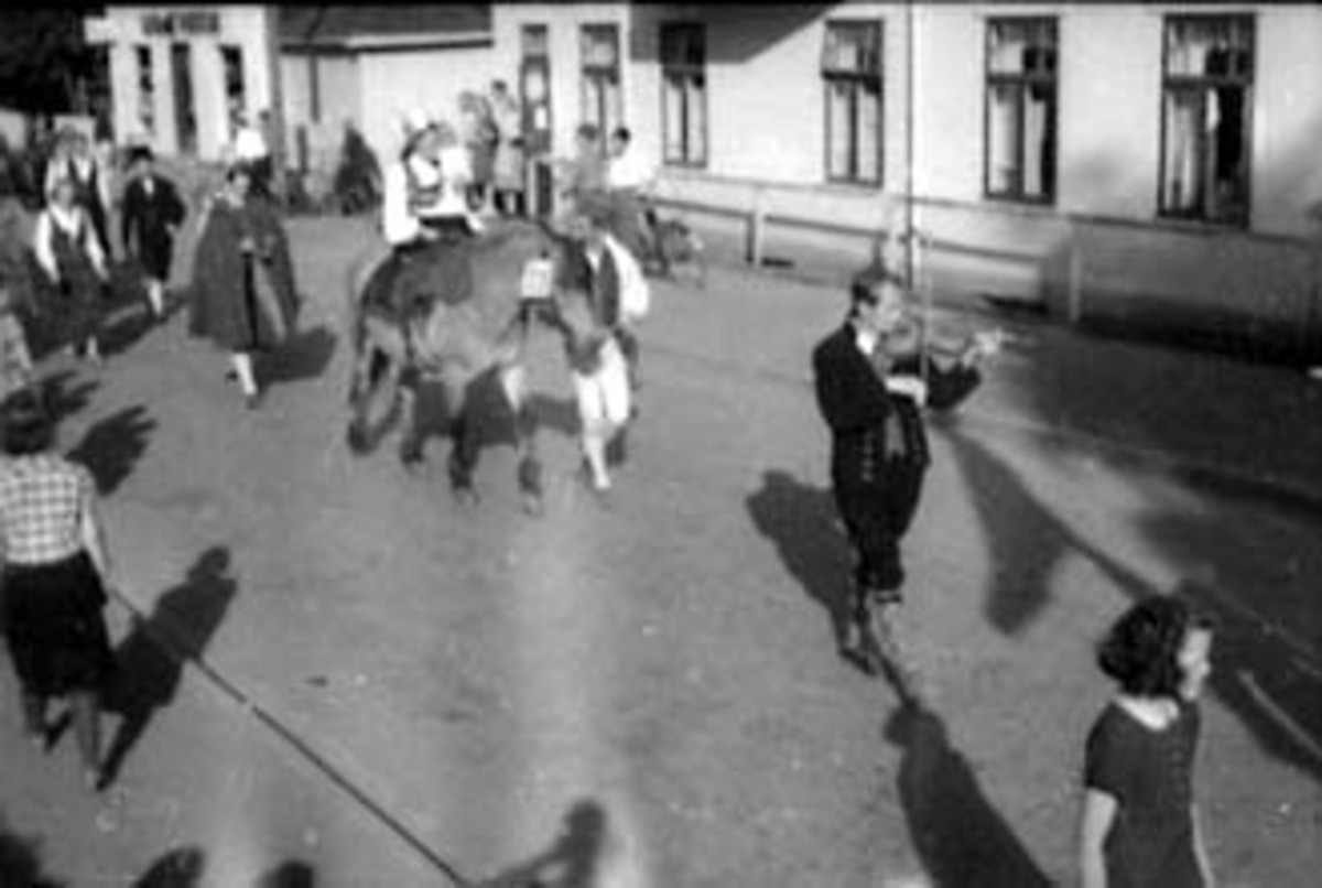 Anno Domkirkeodden, OPPTOG I STORGATA VED LINDBO, MANN MED FELE, "PRINSESSE TIL HEST, STANGEBYEN