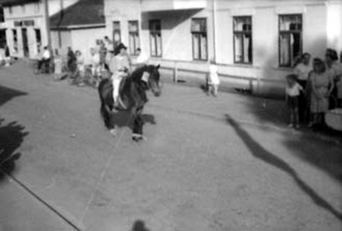 Anno Domkirkeodden, OPPTOG I STORGATA, RYTTER TIL HEST, STANGEBYEN