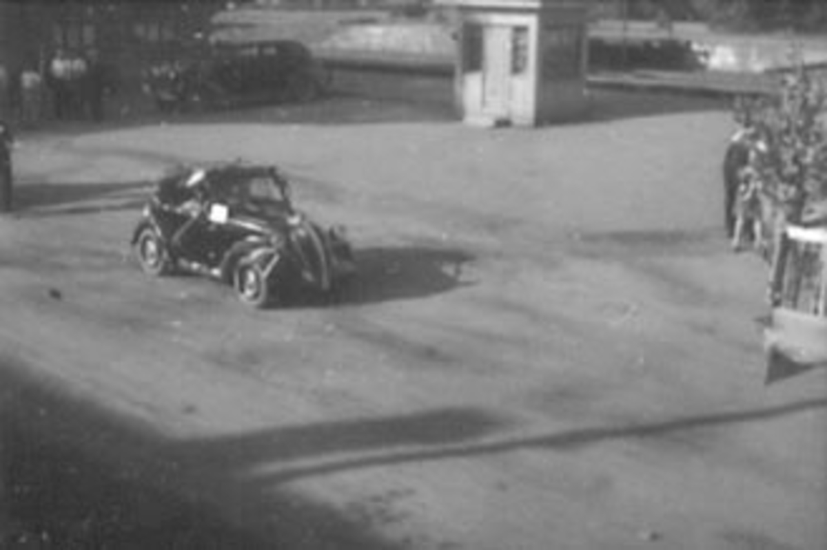 Anno Domkirkeodden, STANGEDAG OPPTOG, BIL D-3472, VED STANGE STASJON. Fiat 500.