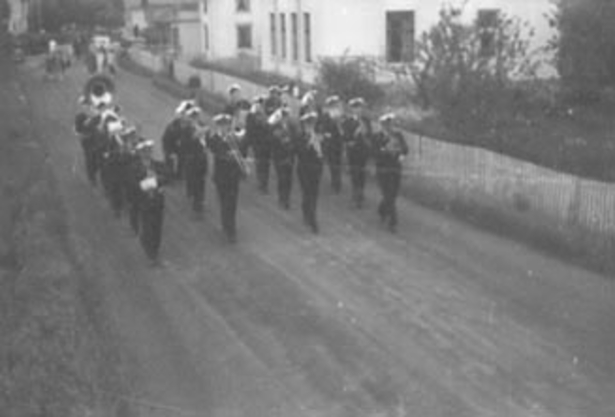 Anno Domkirkeodden, STANGEDAG, OPPTOG, MUSIKKORPS MARSJERER
