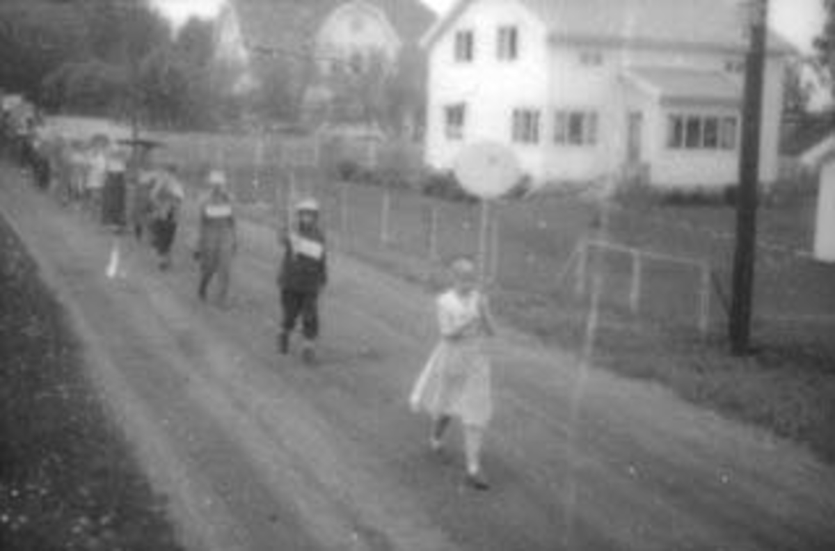 Anno Domkirkeodden, STANGEDAG, OPPTOG MED UTKLEDDE FOLK PÅ VEG TIL TINGVOLL