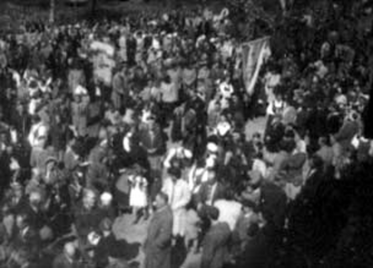 Anno Domkirkeodden, 17 MAI, SAMLING I PARKEN, MYE FOLK