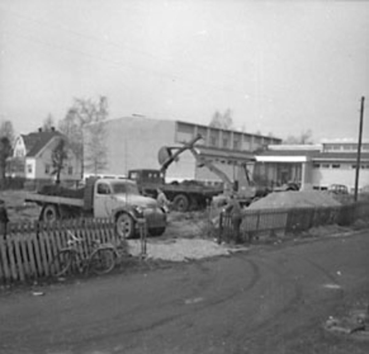 Anno Domkirkeodden, UTGRAVING AV TOMT MED GRAVEMASKIN, LASTEBILER, THUNE, SKOLEGATA 12, STANGE REALSKOLE I BAKGRUNNEN