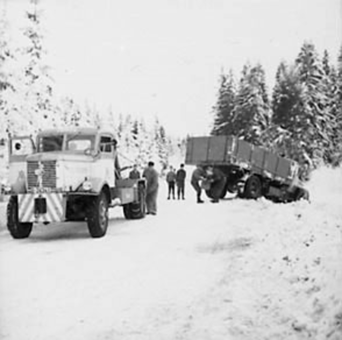Anno Domkirkeodden, UTFORKJØRING I GRØFTA MED LASTEBIL FRA HAGENS TRANSPORT, HAMAR, KRANBIL FRA FALKEN, LASTEBILEN EN SCANIA-VABIS 1949-58, KRANVOGNA ER SANNSYNLIGVIS EN FWD