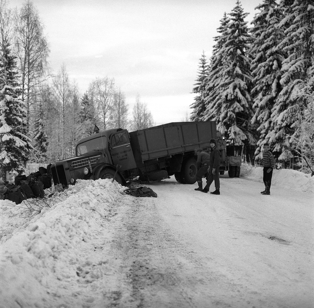 Anno Domkirkeodden, UTFORKJØRING I GRØFTA MED LASTEBIL FRA HAGENS TRANSPORT, HAMAR, TREKKES OPP PÅ VEGEN, TILSKUERE, VINTER, LASTEBILEN EN SCANIA-VABIS 1949-58, KRANVOGNA ER SANNSYNLIGVIS EN FWD
