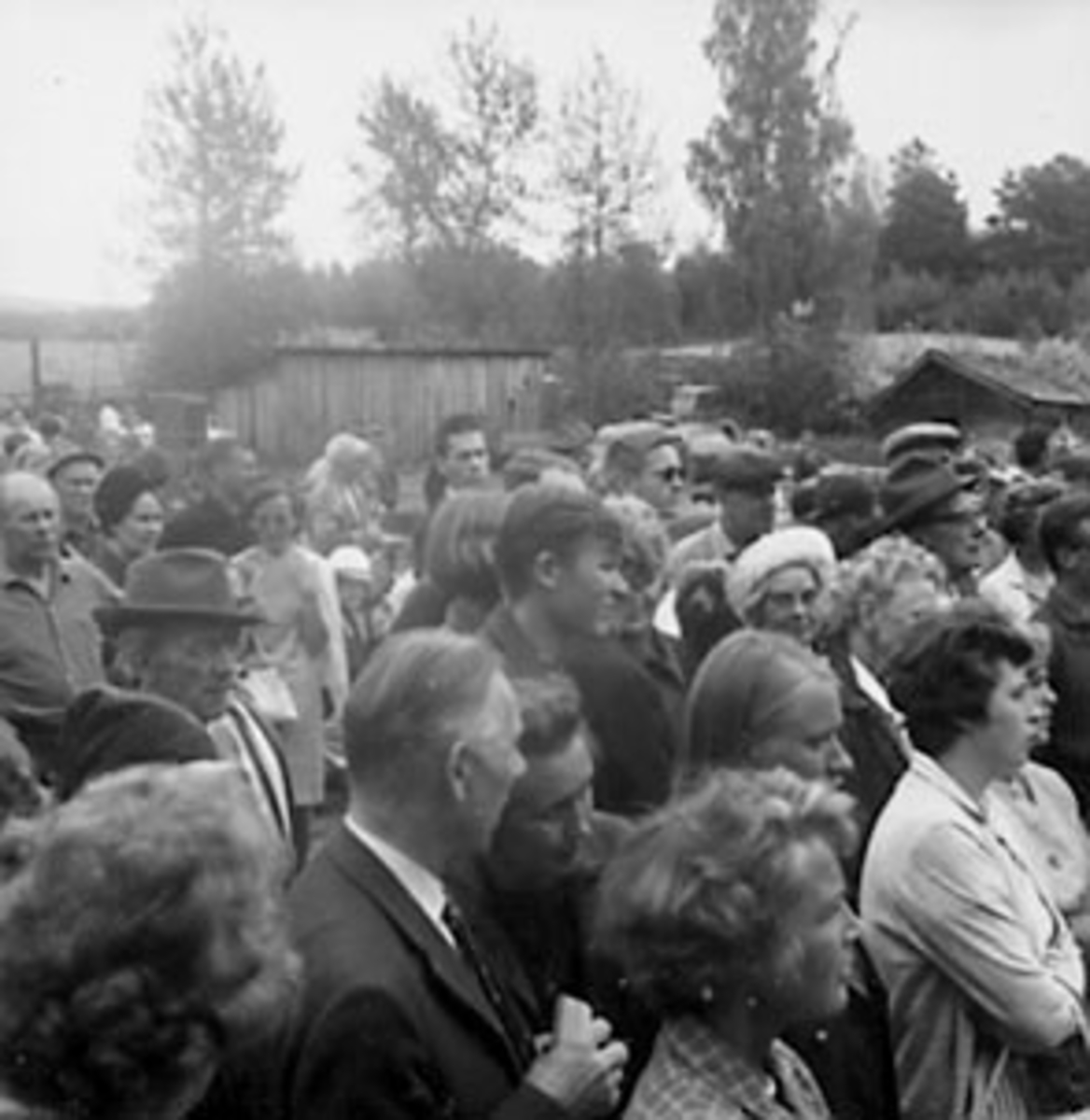 Anno Domkirkeodden, AUKSJON I VANG, MYE FOLK