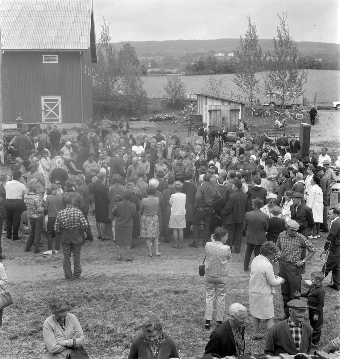 Anno Domkirkeodden, AUKSJON I VANG, MYE FOLK PÅ GARDSTUN
