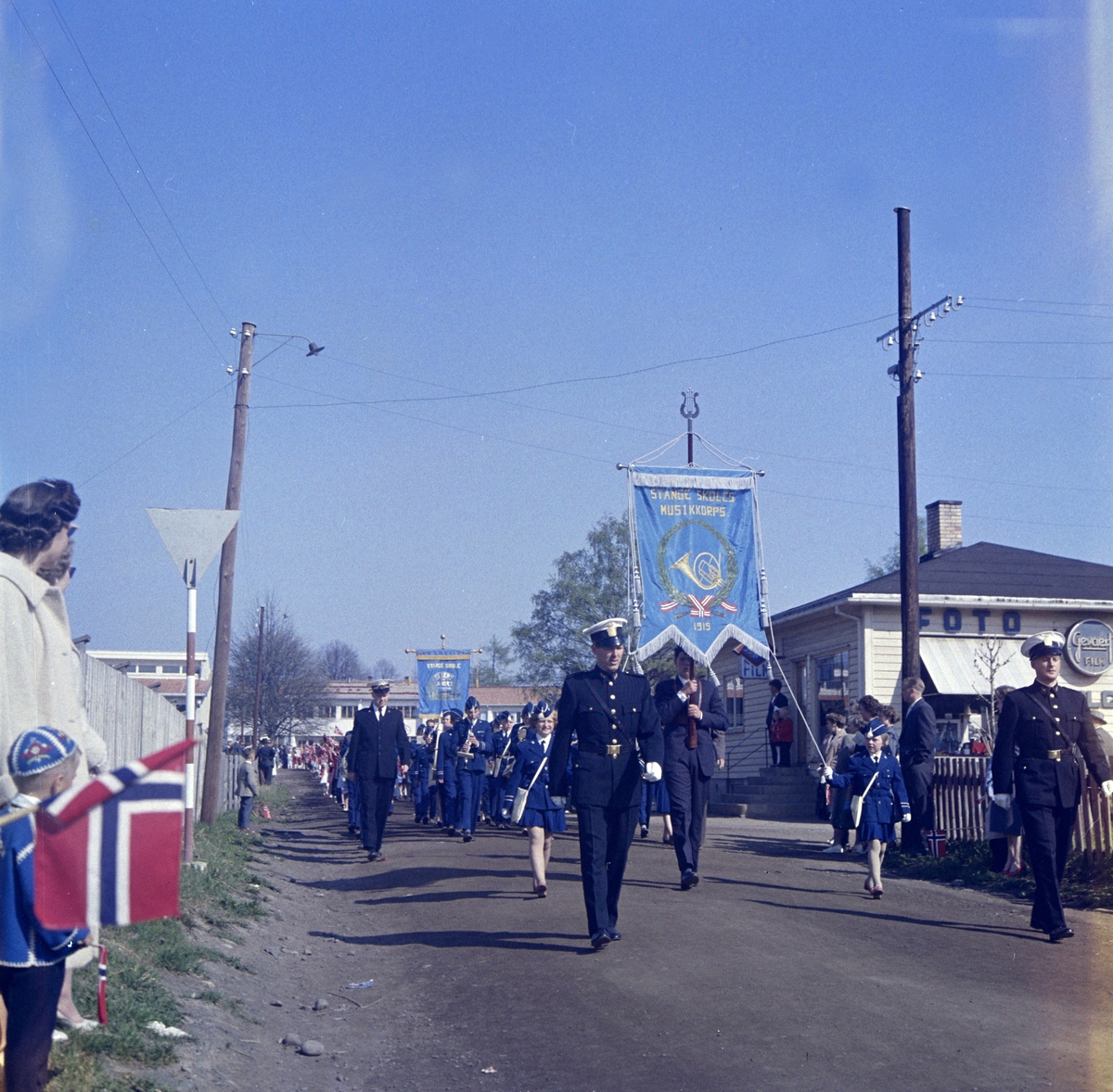 Anno Domkirkeodden, 17 MAI TOG, MED POLITI I SPISSEN, SKOLEGATA