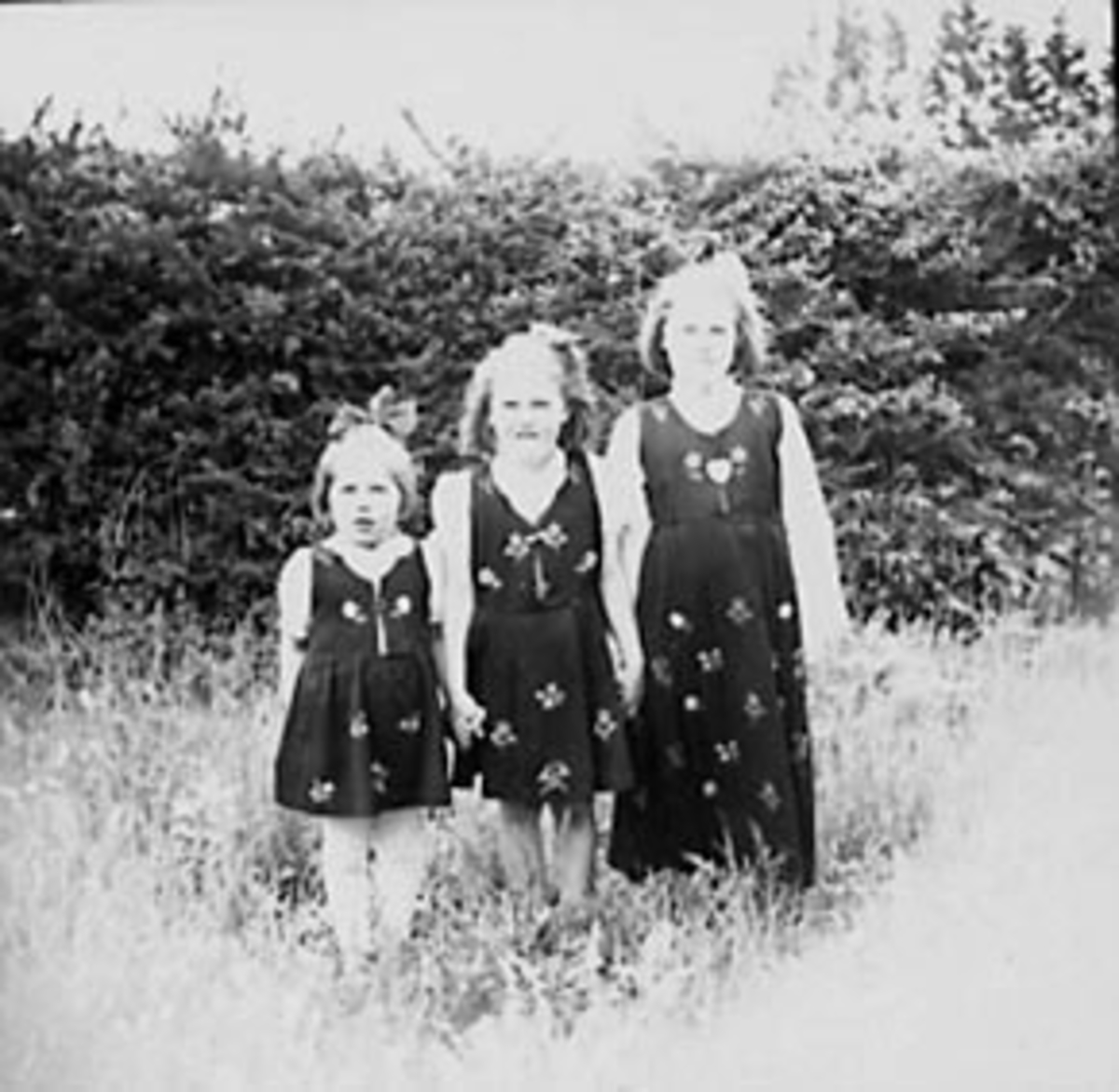 Anno Domkirkeodden, BARN, JENTER I BUNAD, F. V. UNN HUSE ROSENVINGE KOLDERUP, BRIT HUSE, ANNE HUSE DOBLOUG, CA. 1948