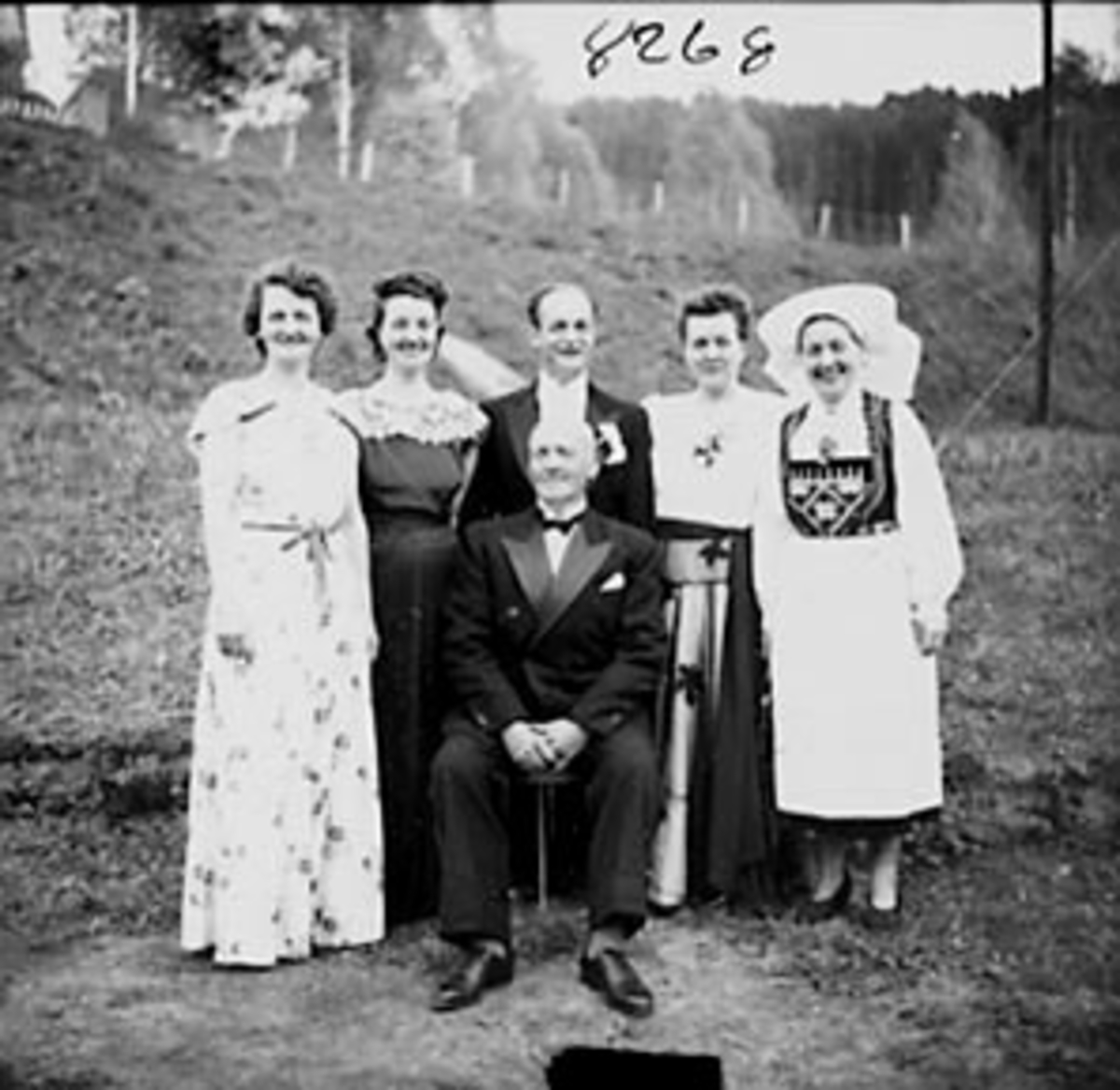 Anno Domkirkeodden, GRUPPE 6, BRYLLUPSGJESTER, HALVARD BRYN GIFTER SEG MED DATTER AV KRISTIAN FJELD, STATSRÅD OG ORDFØRER
