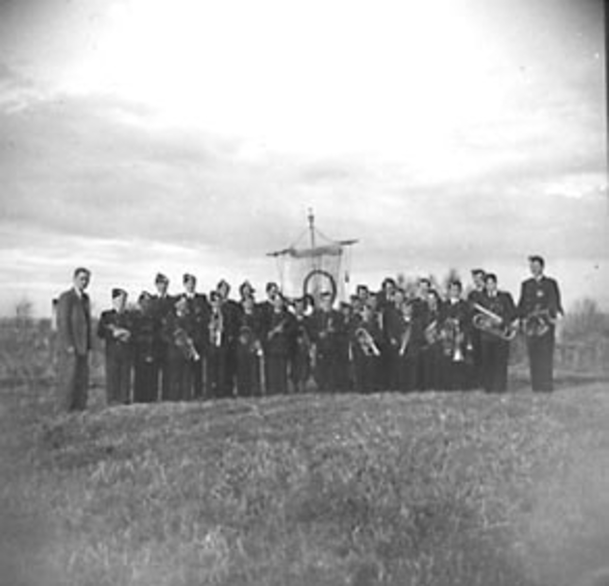 Anno Domkirkeodden, STOR GRUPPE GUTTER, STANGE GUTTEMUSIKK MED INSTRUMENTER OG FANE