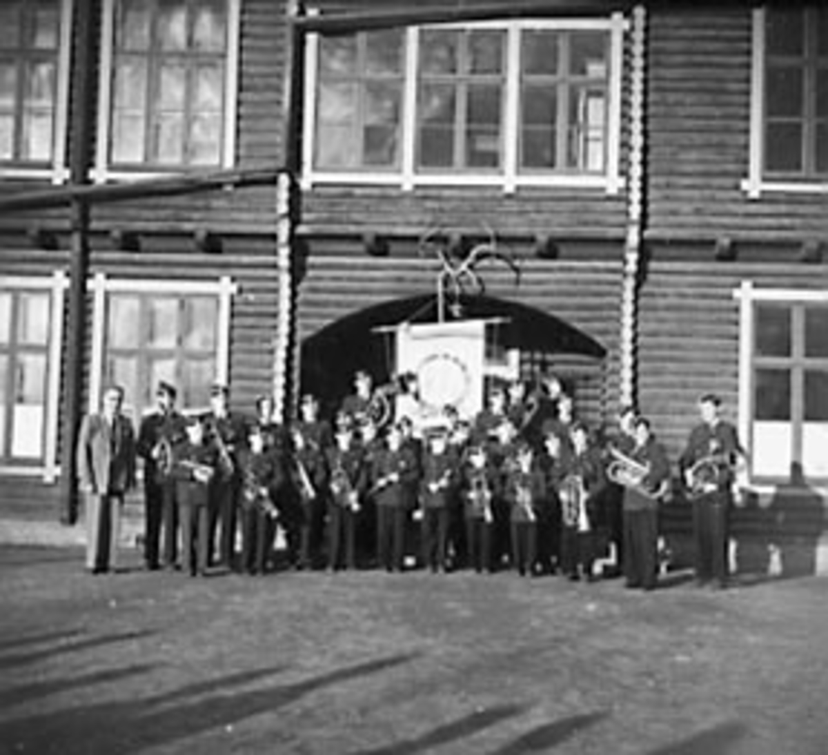 Anno Domkirkeodden, STOR GRUPPE GUTTER, STANGE SKOLES MUSIKKORPS FORAN SKOLEN