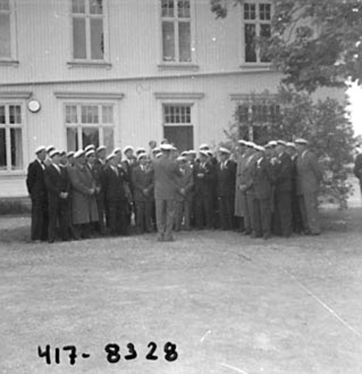 Anno Domkirkeodden, SANGERSTEVNE I PINSEN 1953 BAKSIDEN AV TINGVOLL, KOR OPPSTILT