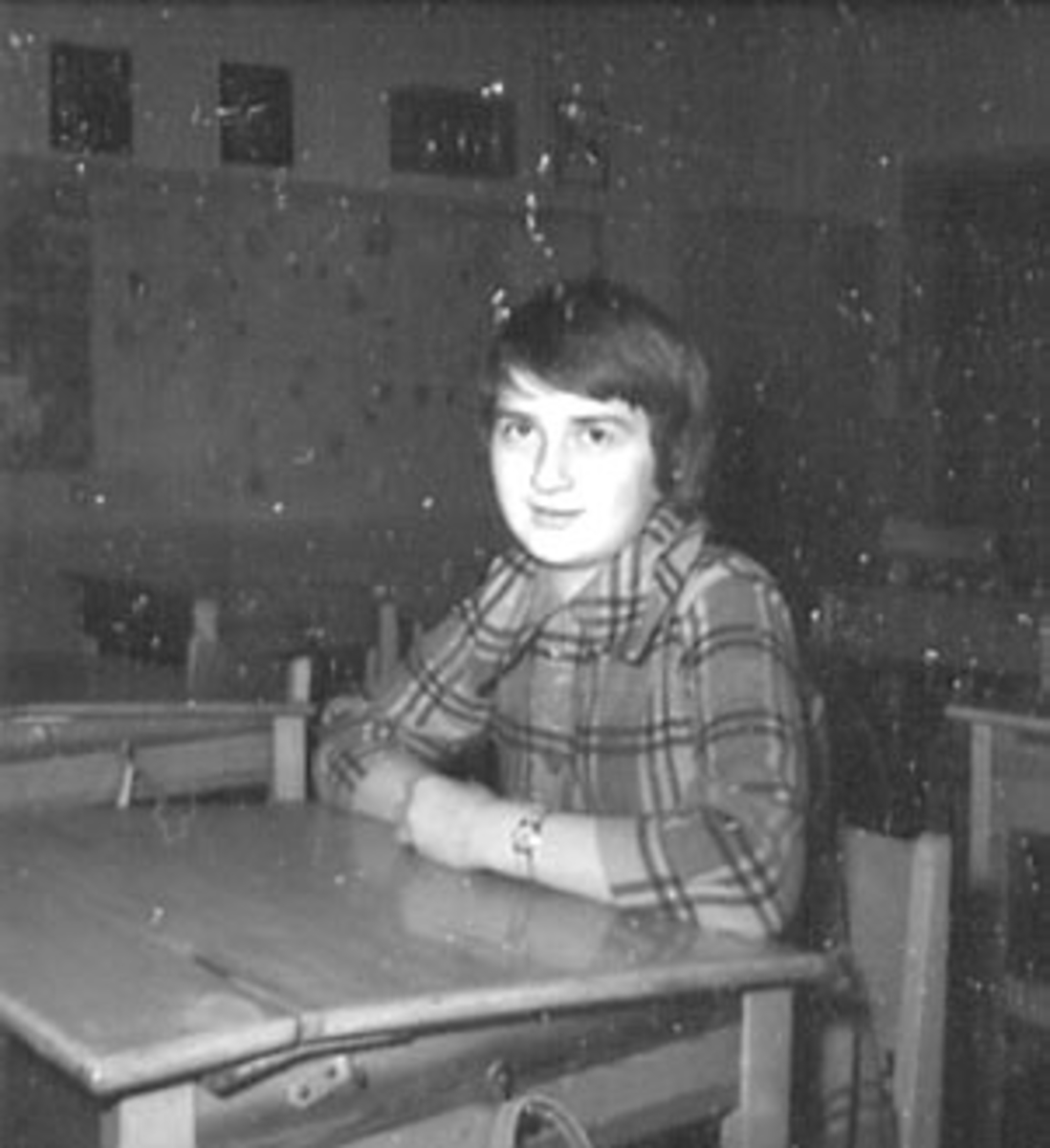Anno Domkirkeodden, POTRETT SKOLEELEV, RAGNHILD KOLSTAD VED SKOLEPULT, SÅSTAD SKOLE