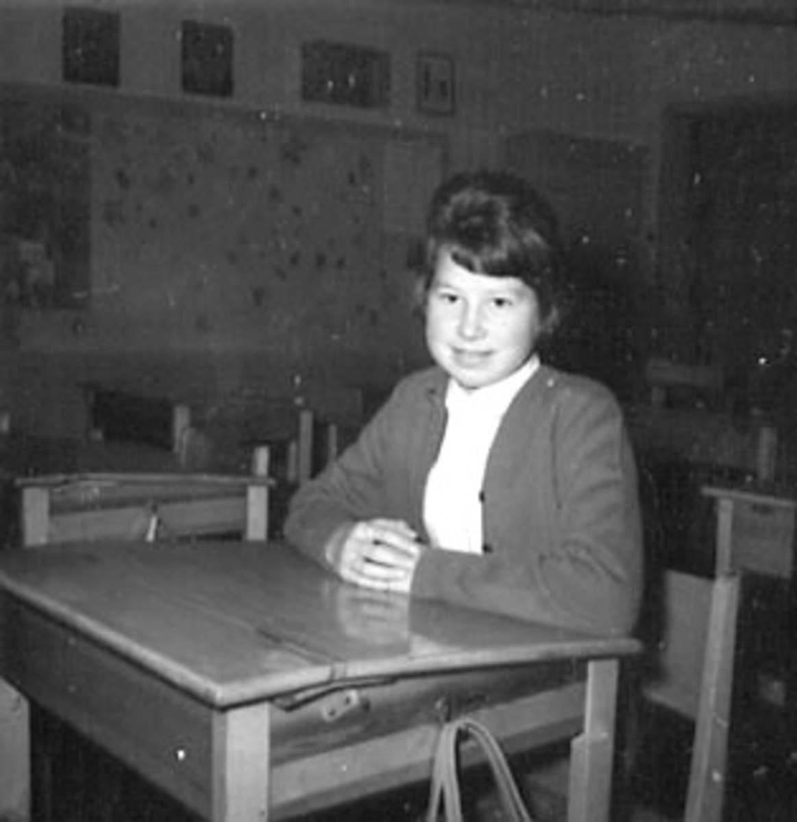 Anno Domkirkeodden, PORTRETT SKOLEELEV, SISSEL KAATORP VED SKOLEPULTEN, SÅSTAD SKOLE