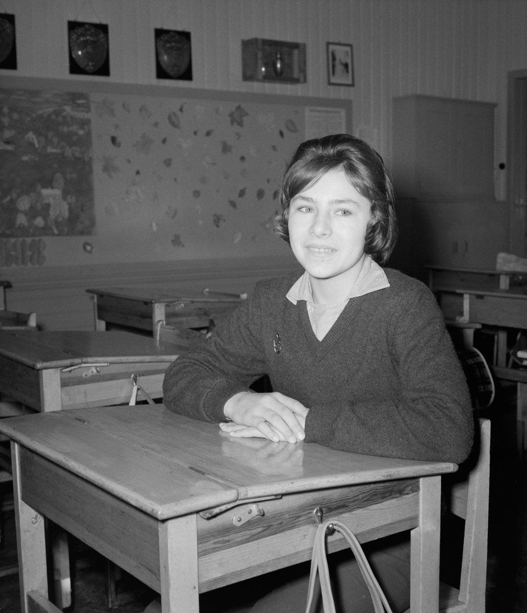 Anno Domkirkeodden, PORTRETT SKOLEELEV, Grete Grønlund Skaaraas. VED SKOLEPULT, SÅSTAD SKOLE
